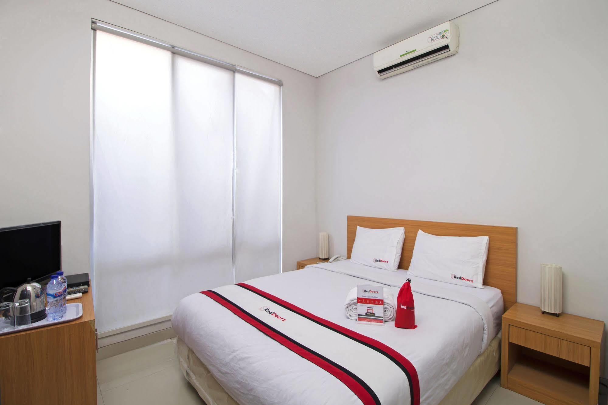 Reddoorz Plus Near Kelapa Dua Kebon Jeruk Τζακάρτα Εξωτερικό φωτογραφία