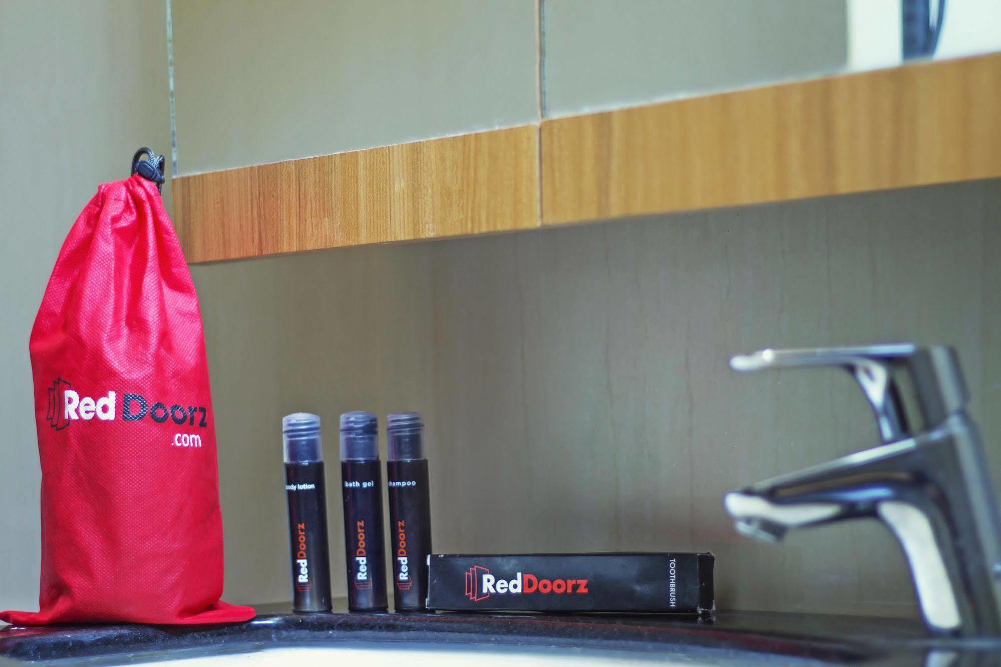 Reddoorz Plus Near Kelapa Dua Kebon Jeruk Τζακάρτα Εξωτερικό φωτογραφία